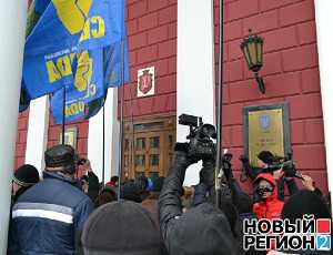 Националисты из «Свободы» взяли штурмом Одесский горсовет