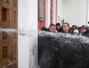 «Уроды» в Одесском горсовете облили ледяной водой милицейского генерала и прокурора области