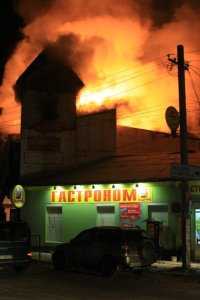 В центре Симферополя сгорело здание