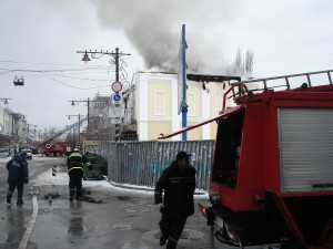 По предварительным данным, жильцы горящего дома в центре Симферополя не пострадали