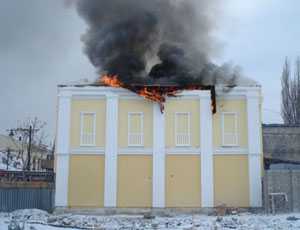 Рядом с крымским парламентом сгорел жилой дом