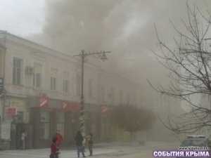 Рядом с крымским парламентом сгорел жилой дом
