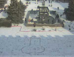 В Керчи возле дома культуры на снегу изобразили 5-метровый фаллос