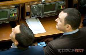 Водитель Рината Ахметова во время заседания в Верховной Раде выбрал пистолет-пулемет