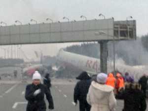 Во “Внуково” самолет Ту — 204 выехал за пределы ВПП и загорелся: есть пострадавшие