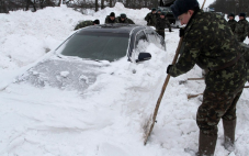На Ай-Петри автомобиль с туристами застрял в снегу