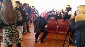 «Горстка» бахчисарайских пайщиков в молчании ждет Могилева, пока охрана ищет кнопки в его стуле