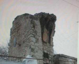 В Феодосии с руин средневековой крепости сняли спутниковую антенну