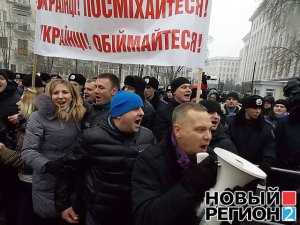 Фанатов Тимошенко оттеснили от администрации Януковича при помощи «быков» и алкоголиков