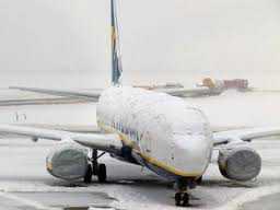 Из-за снегопада в Украине закрыли три аэропорта