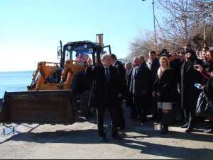 Премьер-министр Крыма демонтирует ворота, какие преграждали вход на общественный пляж в Ялте