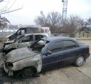 В Севастополе сгорели три припаркованные машины