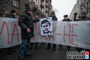 В центре Киева милиция разогнала пикетчиков, развернувших портрет Януковича с простреленной головой
