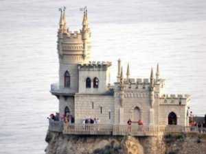 700 человек на халяву сходили в самый известный в Крыму замок