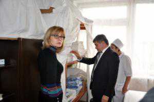 Симферопольский вице-мэр опробовал кровати в детской больнице