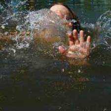 Пьяный крымчанин чуть не утонул в озере