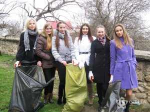 «Севастопольские красавицы» убрали мусор на Малаховом кургане