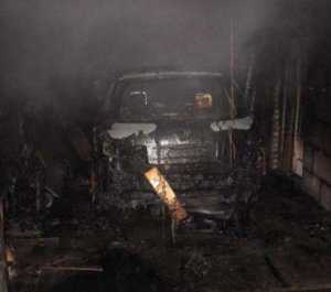 В Армянске в гараже сгорела машина