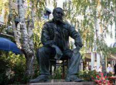 В Ялте желают демонтировать памятник Юлиану Семенову