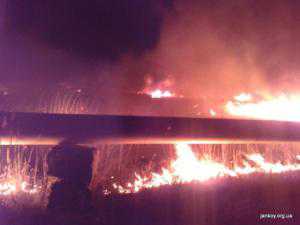 В Джанкое горят очистные: огонь полыхает рядом с газопроводом