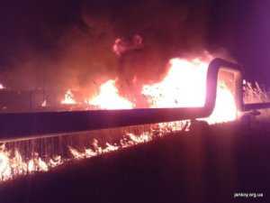 В Джанкое горят очистные: огонь полыхает рядом с газопроводом
