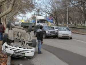 В Столице Крыма легковушка сделала сальто и устроила пробку