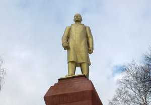 В Сумской области восстановили памятник Ленину, разрушенный националистами из «Свободы»