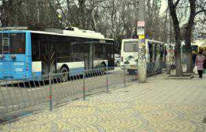 На симферопольском вокзале разграничили троллейбусную и автобусную остановки