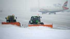 Аэропорты Ивано-Франковска и Ужгорода не работают из-за снегопада