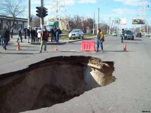 В Одессе посреди оживленной улицы образовалась огромная дыра