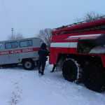 В Волынской области спасатели откопали из снега “скорую” и микроавтобус
