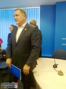 На пресс-конференции в Киеве в «регионала» Колесниченко запустили пакетами с фекалиями