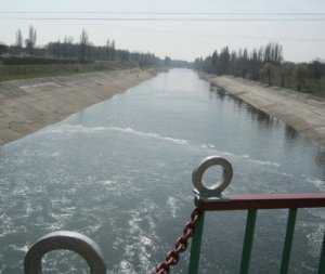 Днепровская вода начала заполнять каналы в Крыму