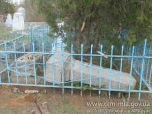 Школьники разгромили кладбище в крымском селе