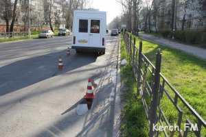 В Керчи водитель маршрутки сбил женщину, которая убирала дорогу