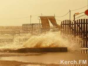 В Керчи штормящее море затопило рыбзавод на Аршинцевской косе