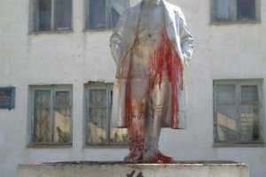 В Сакском районе памятник Кирову облили краской и разрисовали свастикой