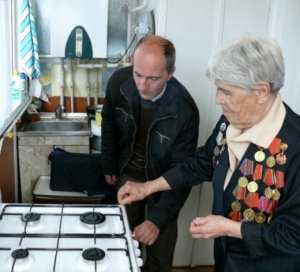 Коммунальщики начали менять плиты нуждающимся ветеранам в Ялте