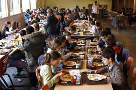 Питаться в школьных столовых дети Симферополя и дальше смогут без карт «Приватбанка»