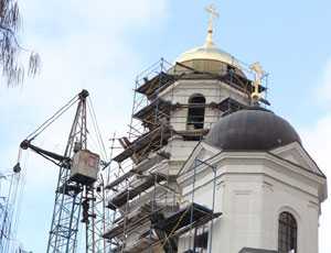 Подрядчики год отказывались убирать со стройплощадки Кафедрального собора в Симферополе аварийный кран