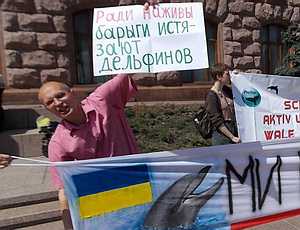 В Киеве состоялся пикет против издевательств над дельфинами