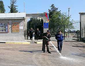 В Севастополе к приезду Януковича бойцов МЧС выгнали на мытье тротуаров