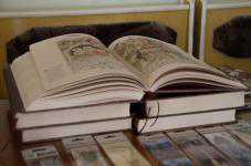 Библиотеке Севастополя подарили экземпляры «Царь-книги»
