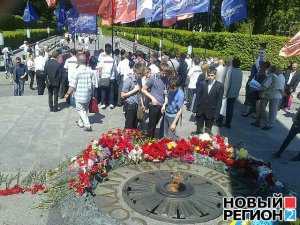 Активисты Медведчука в Киеве встали спиной к Вечному огню, и ветеран упал в обморок