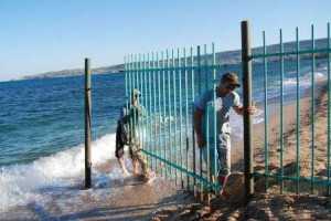 В Феодосии снесли нарушающий закон забор на пляже