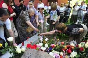 Крымчане едут на кладбище помянуть родственников