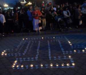 На главной площади Симферополя зажгли огни в память жертв депортации крымских татар