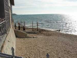 В Севастополе освободили огромный пляж, который огородила забором турбаза