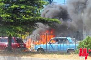 Volkswagen в центре Симферополя сгорел после странного хлопка