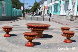 На улице Ленина в Керчи установили большие вазоны
